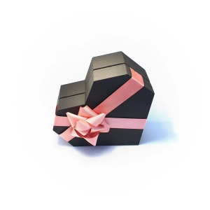 Фігурна коробка у вигляді серця для солодощів