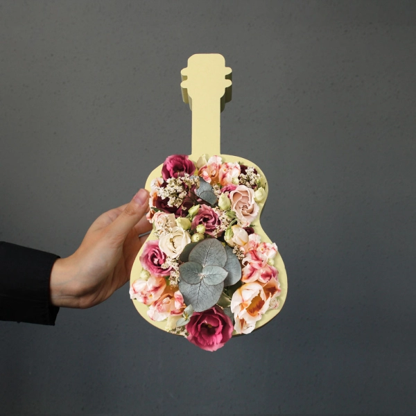 Декоративна коробка для квітів Гітара